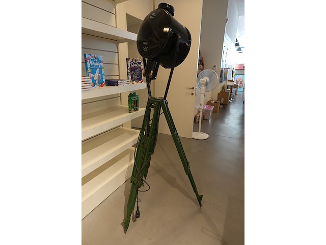 Vintage ddr verstraler op origineel militair driepootstatief | flutlichtscheinwerfer ba | 1000w - afbeelding 6 van  6