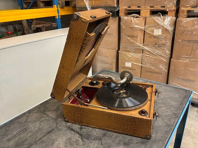 Vintage draagbare grammofoon - afbeelding 12 van  19