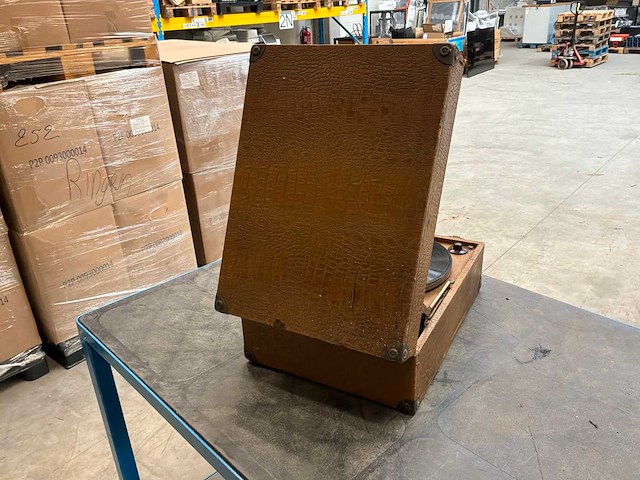 Vintage draagbare grammofoon - afbeelding 13 van  19