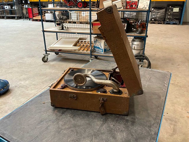 Vintage draagbare grammofoon - afbeelding 14 van  19