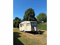 Vintage engelse sprite-caravan wordt gerestaureerd