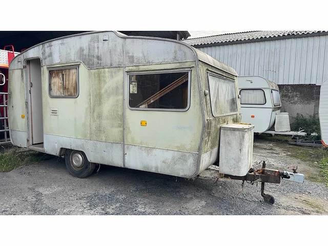 Vintage engelse sprite-caravan wordt gerestaureerd - afbeelding 2 van  9