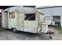 Vintage engelse sprite-caravan wordt gerestaureerd - afbeelding 2 van  9