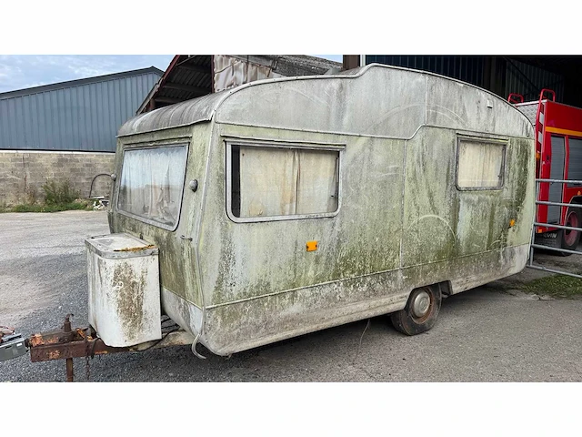 Vintage engelse sprite-caravan wordt gerestaureerd - afbeelding 8 van  9
