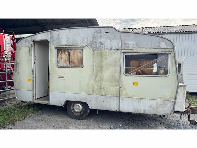 Vintage engelse sprite-caravan wordt gerestaureerd - afbeelding 3 van  9