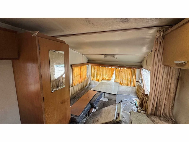 Vintage engelse sprite-caravan wordt gerestaureerd - afbeelding 6 van  9