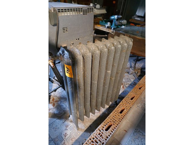 Vintage gietijzeren radiator - afbeelding 1 van  3