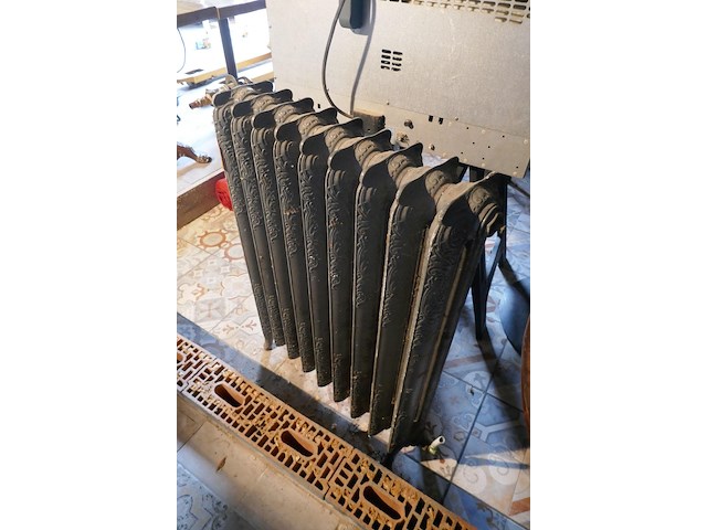Vintage gietijzeren radiator - afbeelding 3 van  3