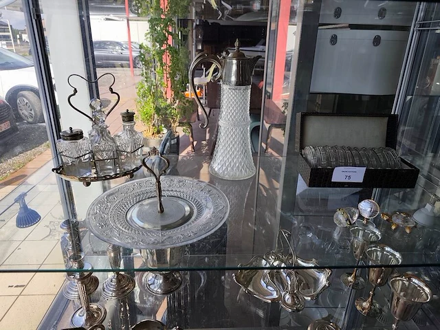 Vintage glazen presenteerschaal met verzilverde handgreep, verzilverde menageset, glazen karaf met verzilverde bovenkant en handvat, set van 11 glazen onderzetters in opbergdoos, vintage swarovski crystal memories secrets beeldjes w.o.: - afbeelding 1 van  8