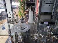 Vintage glazen presenteerschaal met verzilverde handgreep, verzilverde menageset, glazen karaf met verzilverde bovenkant en handvat, set van 11 glazen onderzetters in opbergdoos, vintage swarovski crystal memories secrets beeldjes w.o.: