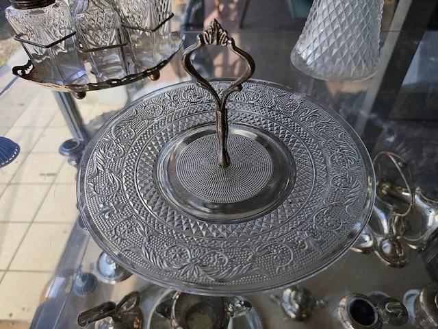 Vintage glazen presenteerschaal met verzilverde handgreep, verzilverde menageset, glazen karaf met verzilverde bovenkant en handvat, set van 11 glazen onderzetters in opbergdoos, vintage swarovski crystal memories secrets beeldjes w.o.: - afbeelding 2 van  8