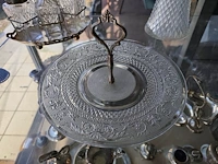 Vintage glazen presenteerschaal met verzilverde handgreep, verzilverde menageset, glazen karaf met verzilverde bovenkant en handvat, set van 11 glazen onderzetters in opbergdoos, vintage swarovski crystal memories secrets beeldjes w.o.: - afbeelding 2 van  8