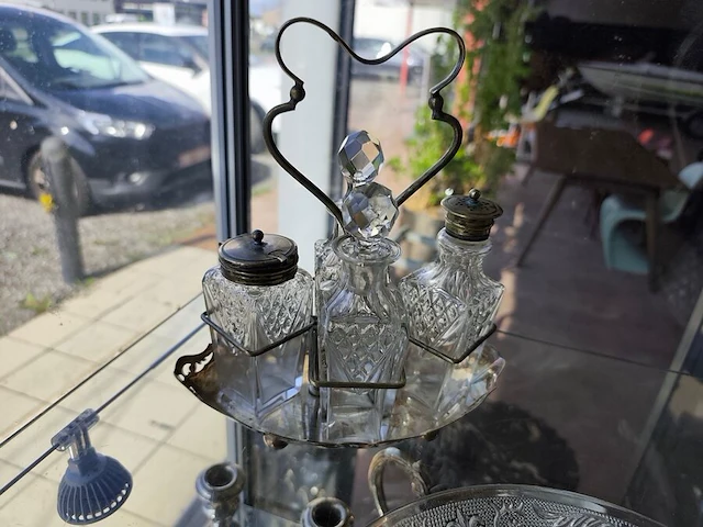 Vintage glazen presenteerschaal met verzilverde handgreep, verzilverde menageset, glazen karaf met verzilverde bovenkant en handvat, set van 11 glazen onderzetters in opbergdoos, vintage swarovski crystal memories secrets beeldjes w.o.: - afbeelding 3 van  8