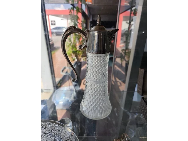 Vintage glazen presenteerschaal met verzilverde handgreep, verzilverde menageset, glazen karaf met verzilverde bovenkant en handvat, set van 11 glazen onderzetters in opbergdoos, vintage swarovski crystal memories secrets beeldjes w.o.: - afbeelding 4 van  8