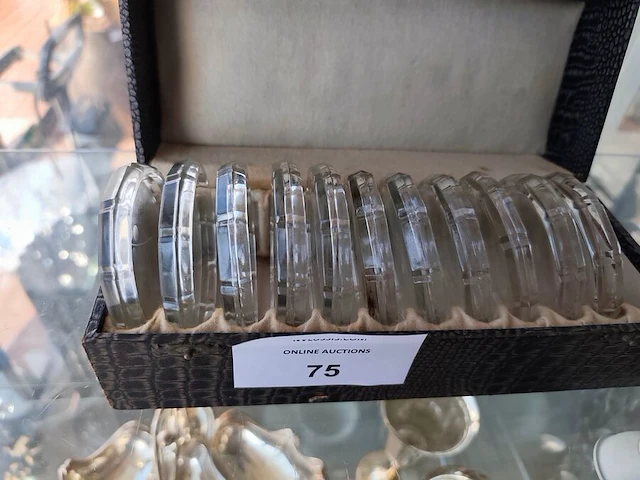 Vintage glazen presenteerschaal met verzilverde handgreep, verzilverde menageset, glazen karaf met verzilverde bovenkant en handvat, set van 11 glazen onderzetters in opbergdoos, vintage swarovski crystal memories secrets beeldjes w.o.: - afbeelding 5 van  8