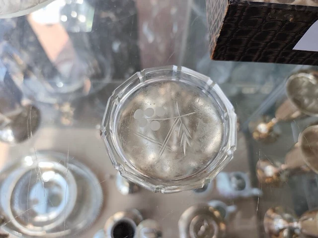 Vintage glazen presenteerschaal met verzilverde handgreep, verzilverde menageset, glazen karaf met verzilverde bovenkant en handvat, set van 11 glazen onderzetters in opbergdoos, vintage swarovski crystal memories secrets beeldjes w.o.: - afbeelding 6 van  8