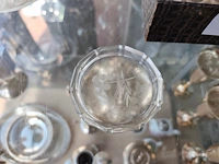 Vintage glazen presenteerschaal met verzilverde handgreep, verzilverde menageset, glazen karaf met verzilverde bovenkant en handvat, set van 11 glazen onderzetters in opbergdoos, vintage swarovski crystal memories secrets beeldjes w.o.: - afbeelding 6 van  8