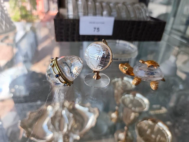Vintage glazen presenteerschaal met verzilverde handgreep, verzilverde menageset, glazen karaf met verzilverde bovenkant en handvat, set van 11 glazen onderzetters in opbergdoos, vintage swarovski crystal memories secrets beeldjes w.o.: - afbeelding 7 van  8