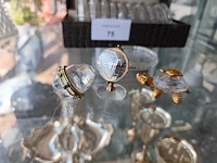 Vintage glazen presenteerschaal met verzilverde handgreep, verzilverde menageset, glazen karaf met verzilverde bovenkant en handvat, set van 11 glazen onderzetters in opbergdoos, vintage swarovski crystal memories secrets beeldjes w.o.: - afbeelding 7 van  8