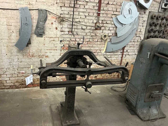 Vintage handbediende bordeermachine - afbeelding 1 van  4