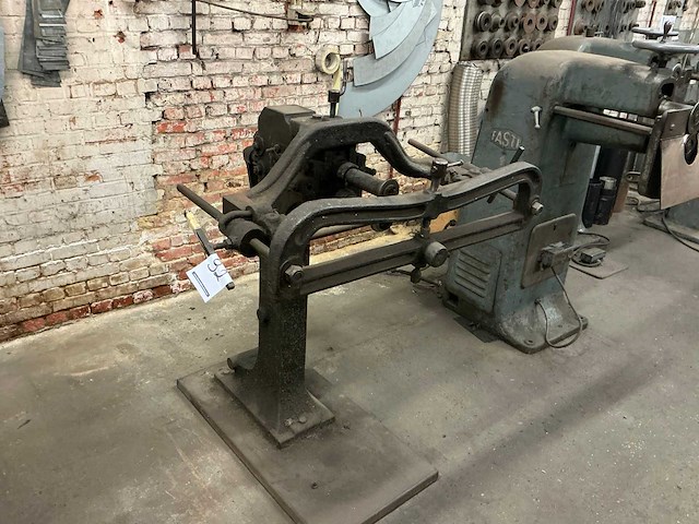 Vintage handbediende bordeermachine - afbeelding 2 van  4