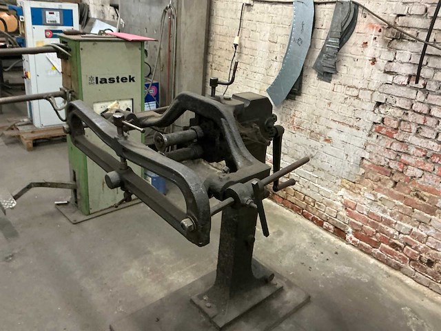 Vintage handbediende bordeermachine - afbeelding 3 van  4