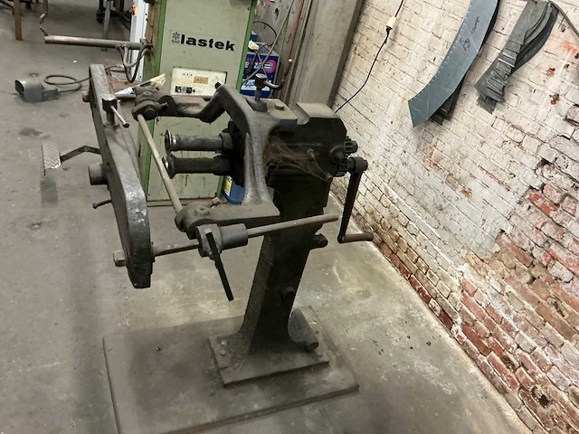 Vintage handbediende bordeermachine - afbeelding 4 van  4