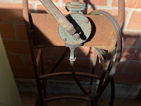 Vintage handbediende roterende vatenpomp