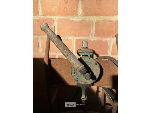 Vintage handbediende roterende vatenpomp - afbeelding 2 van  2