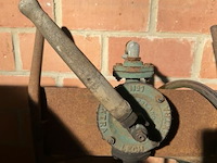 Vintage handbediende roterende vatenpomp - afbeelding 2 van  2