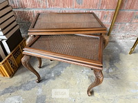 Vintage houten bijzettafeltjes met rieten webbing - afbeelding 1 van  2