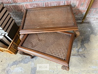 Vintage houten bijzettafeltjes met rieten webbing - afbeelding 2 van  2