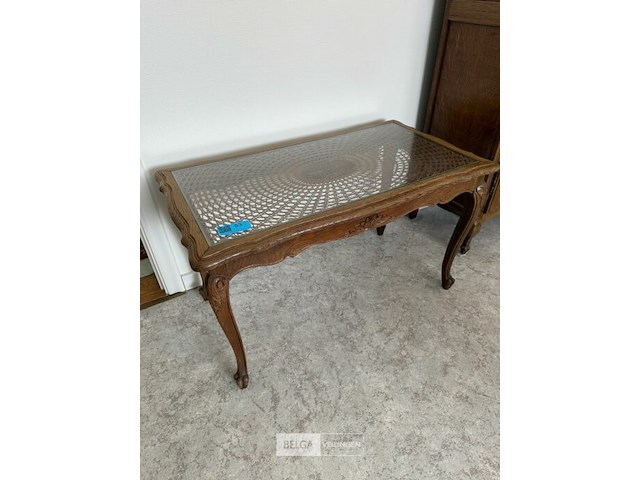 Vintage houten salontafel met vlechtwerk en glas - afbeelding 1 van  2