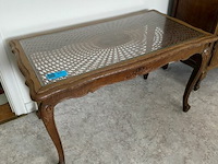 Vintage houten salontafel met vlechtwerk en glas - afbeelding 1 van  2
