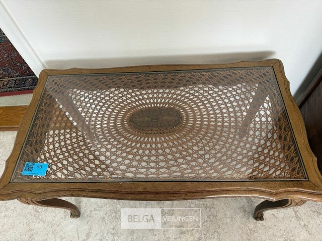 Vintage houten salontafel met vlechtwerk en glas - afbeelding 2 van  2