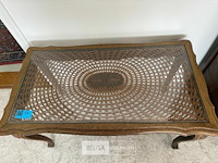 Vintage houten salontafel met vlechtwerk en glas - afbeelding 2 van  2