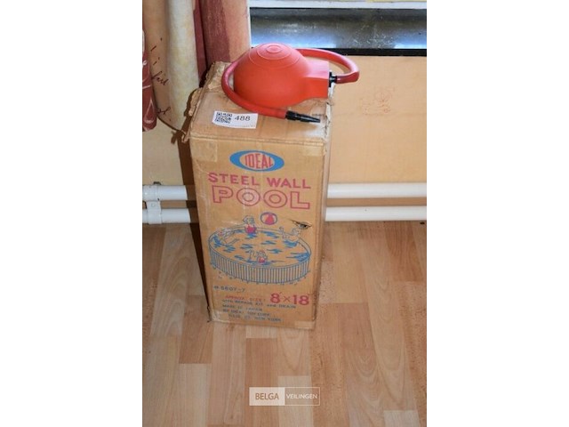 Vintage ideal toy corp stalen wand zwembad met een rode handpomp - afbeelding 1 van  2