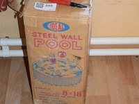 Vintage ideal toy corp stalen wand zwembad met een rode handpomp - afbeelding 1 van  2