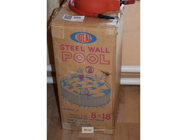 Vintage ideal toy corp stalen wand zwembad met een rode handpomp - afbeelding 2 van  2