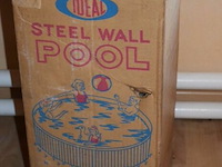 Vintage ideal toy corp stalen wand zwembad met een rode handpomp - afbeelding 2 van  2
