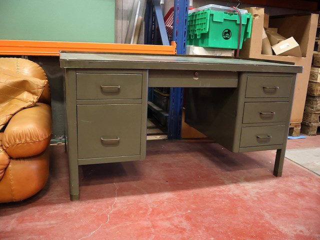 Vintage ijzeren bureau - afbeelding 1 van  7