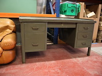 Vintage ijzeren bureau - afbeelding 1 van  7