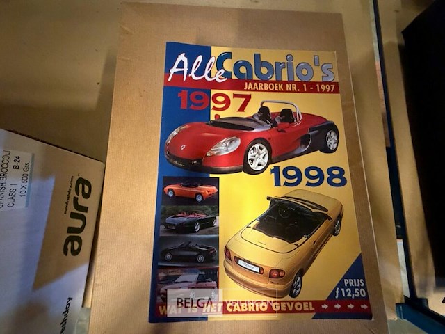 Vintage jaarboeken en levensverhalen - afbeelding 6 van  9
