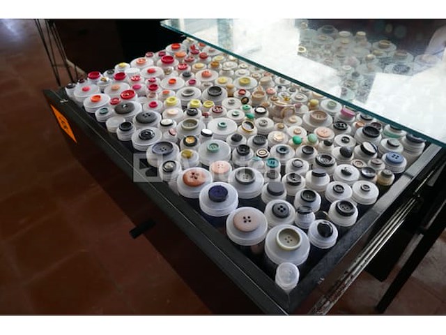 Vintage kasten met broekknopen - afbeelding 1 van  6