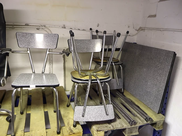 Vintage keukentafel met stoelen - afbeelding 2 van  6