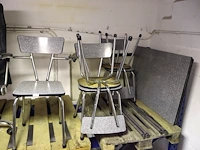 Vintage keukentafel met stoelen - afbeelding 2 van  6