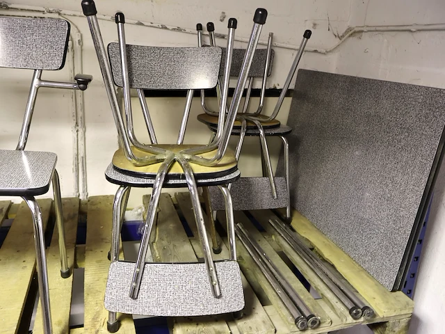 Vintage keukentafel met stoelen - afbeelding 5 van  6