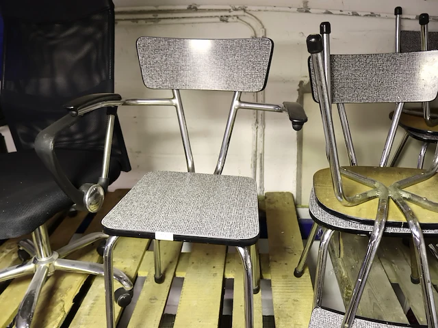 Vintage keukentafel met stoelen - afbeelding 6 van  6