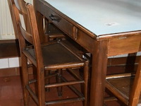 Vintage keukentafeltje en 3 bijhorende stoelen - afbeelding 3 van  4