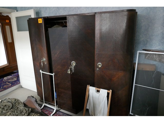 Vintage kledijkast - afbeelding 2 van  2